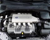 VOLVO S80 4.4 232kW přestavěno na LPG s italským zařízením BRC, nádrž místo rezervy, plnění u BA, spotřeba téhle V8 se pohybuje na 11l/100km LPG